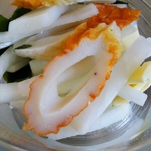 栄養たっぷりサラダ　野菜、わかめ、チーズなど